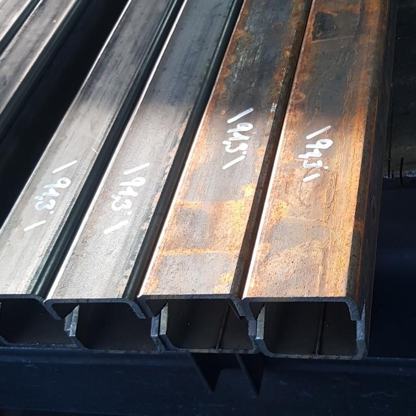 Rundstahl, Baustahl, Muniereisen, Betonstahl Stahlstäbe in stabiler Stapelung mit strukturierten Oberflächen.