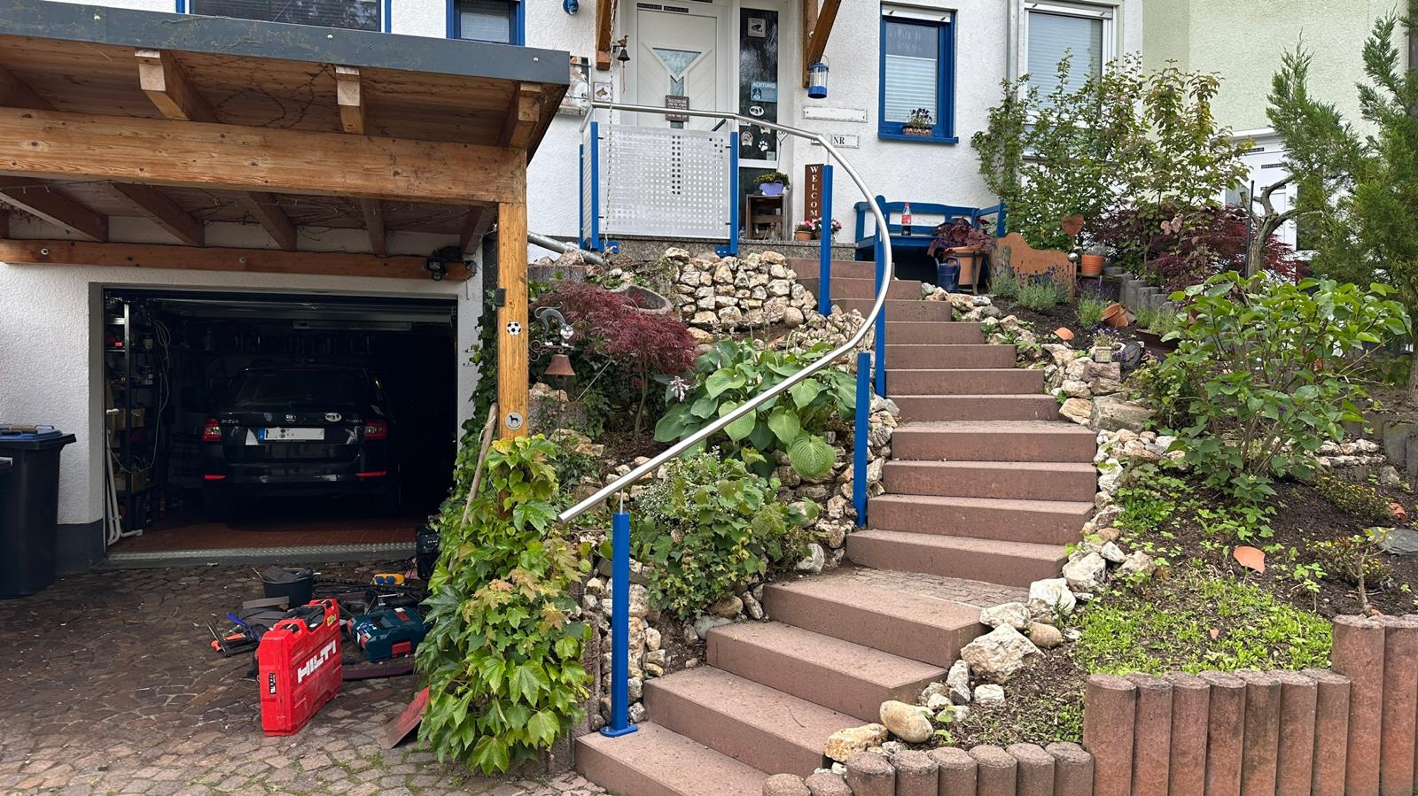 Gebogener Edelstahlhandlauf an Hauseingang