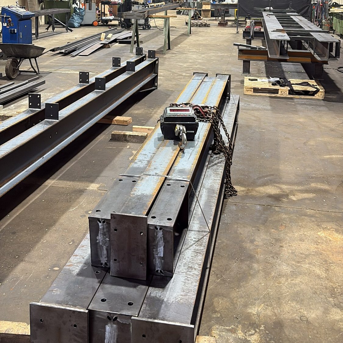 Schwarze und rostige Stahlprofile mit sichtbarer Beschriftung auf der Oberfläche.